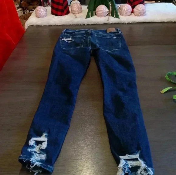 American Eagle women's Distressed Blue Jeans. Size 4. Like new - Picture 8 of 9